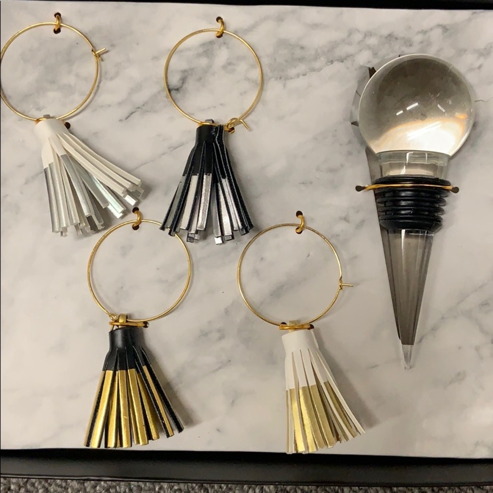 Set of 4 Mara Mi Wine Charms and Bottle Stopper